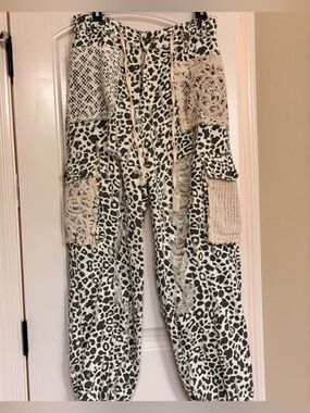 POL Women's Cream & black Animal Print Joggers size M